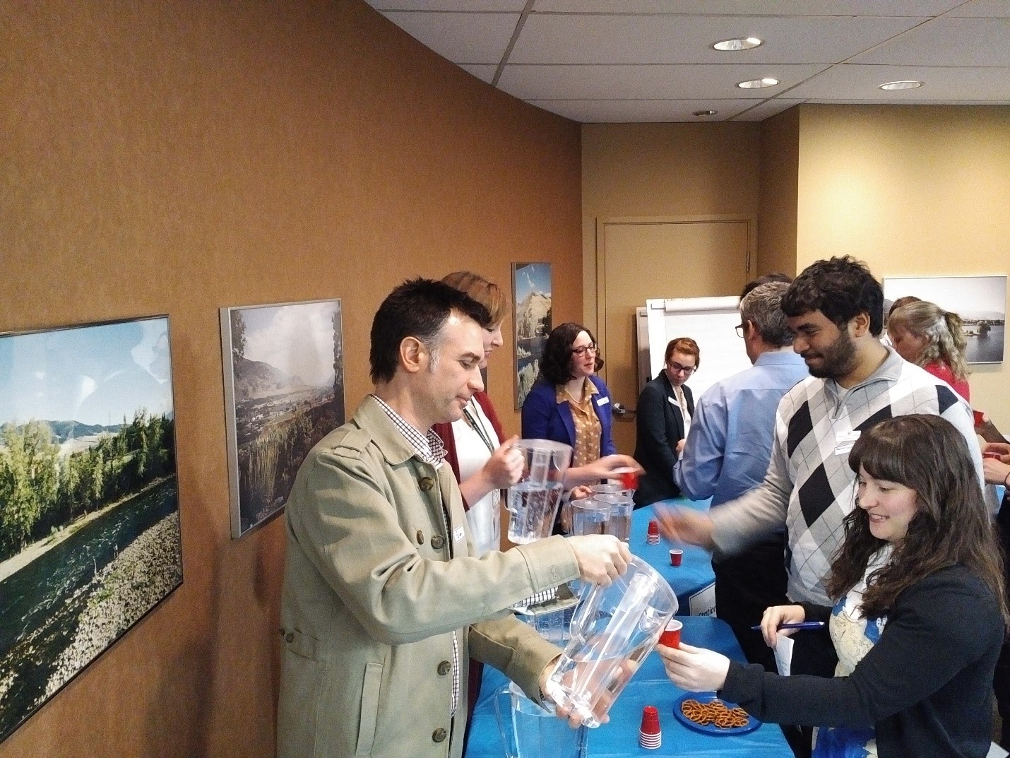 Glenn Benoy (Ph. D.), conseiller principal – qualité de l’eau et écosystème de la Section canadienne (à l’avant‑plan, à gauche), verse des échantillons d’eau lors d’une dégustation (photo : CMI).