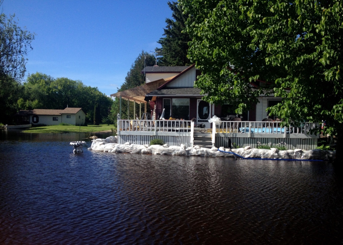 A home surrounded by sandbags in the town of Rainy River. Credit: IRLWWB.
