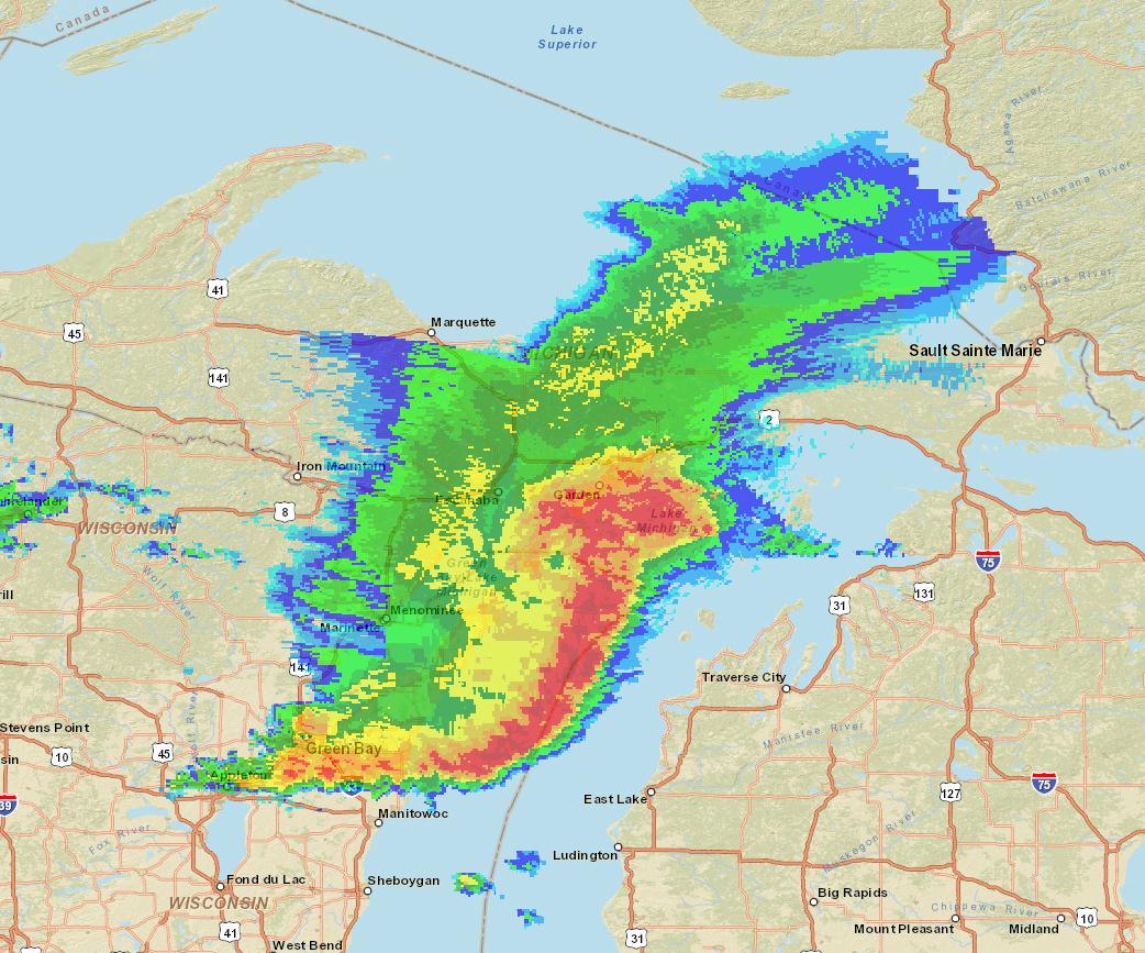 Mosaïque radar (réflectivité), montrant les conditions de pluie sur le lac Michigan le 4 septembre 2014, à 13 h 55, heure de l’Est. Les couleurs vont du bleu foncé (indiquant peu ou pas de précipitations) au rose foncé (indiquant une pluie forte). Carte : National Climatic Data Center de la NOAA.