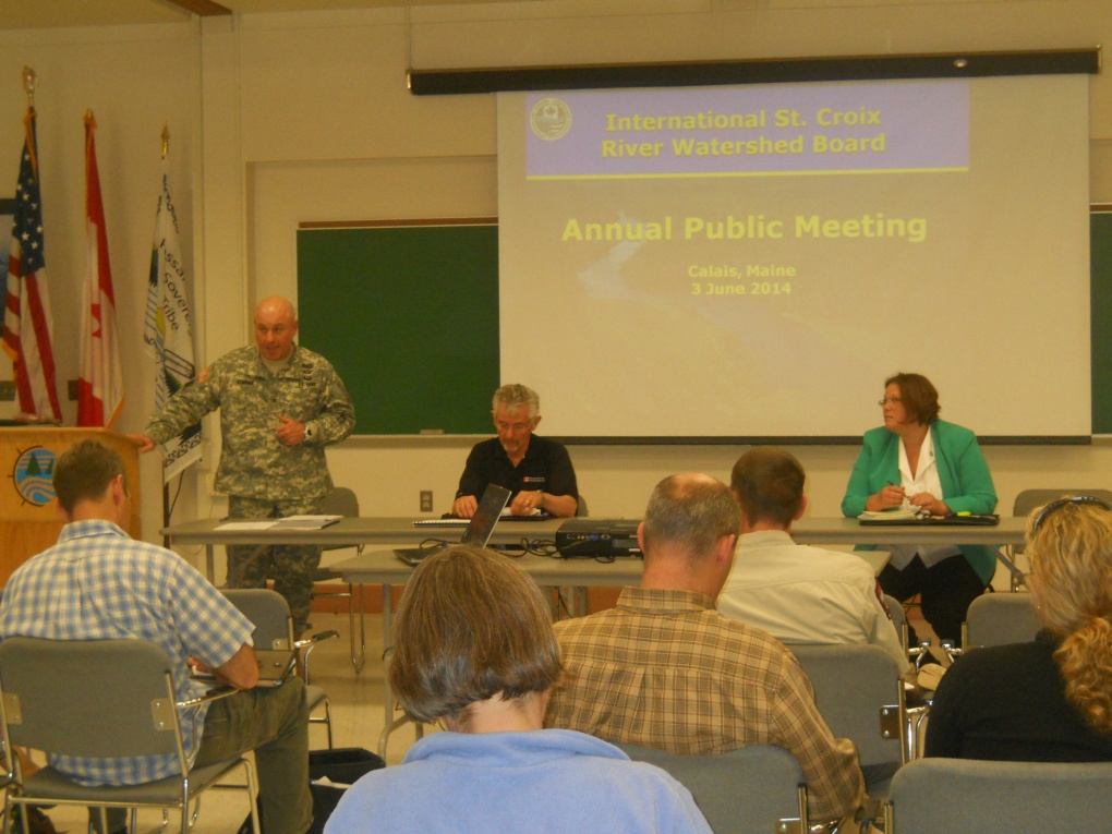 De gauche à droite : le colonel Charles Samaris, Bill Appleby et Dereth Glance lors de la réunion de 2014.