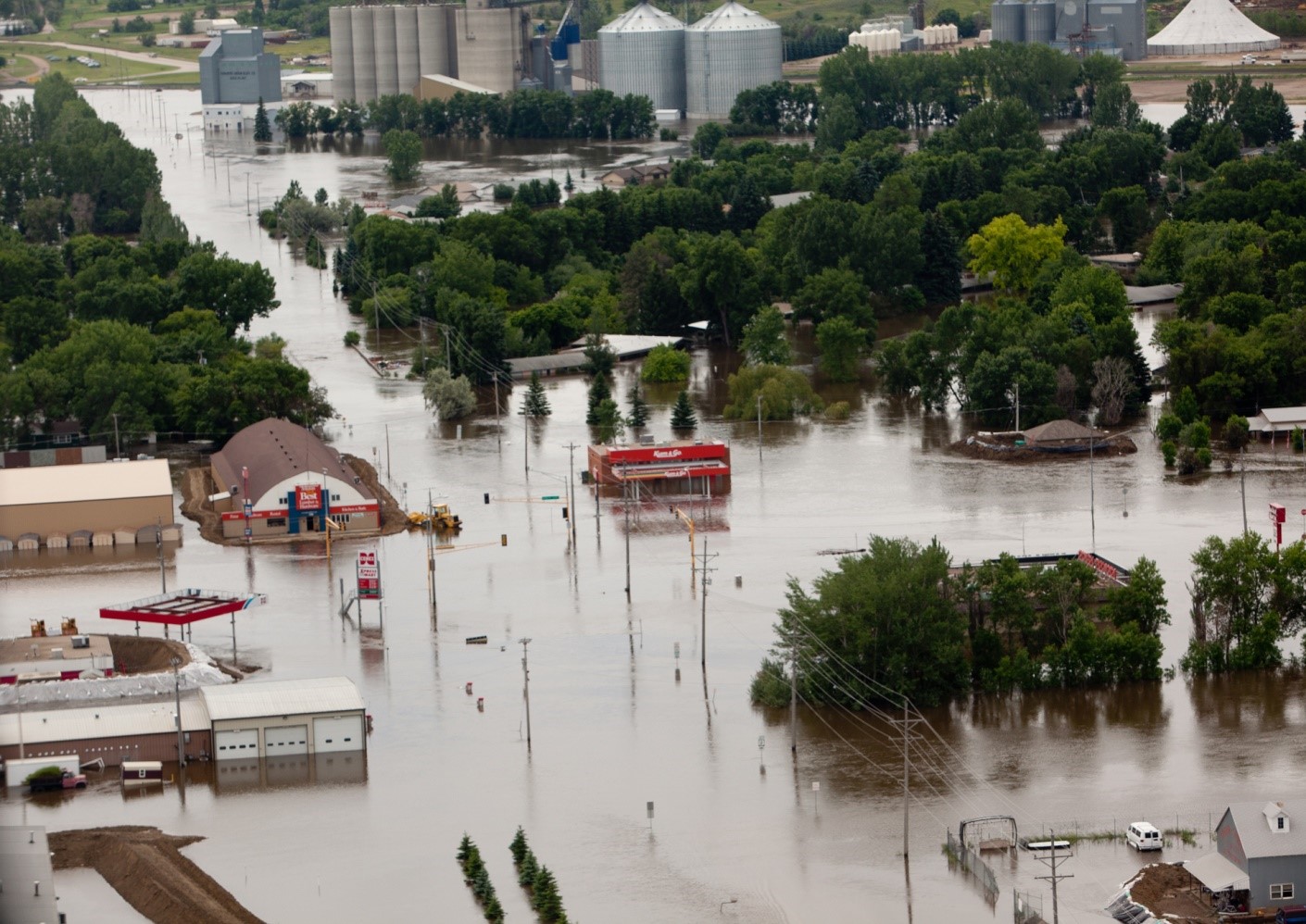    Les inondations de la rivière Souris en 2011, touchant des collectivités comme Burlington, dans le Dakota du Nord, ont mené à une nouvelle étude de la CMI sur les façons de limiter les dommages à l'avenir. Mention de source : FEMA