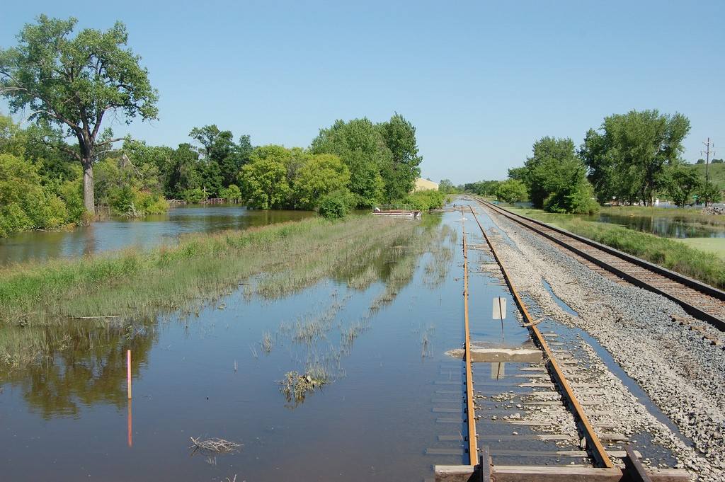 Les eaux d’inondation se retirent de la voie ferrée à Sawyer, dans le Nord du Dakota. Mention de source : Jeff DeZellar, Corps de génie militaire des États‑Unis