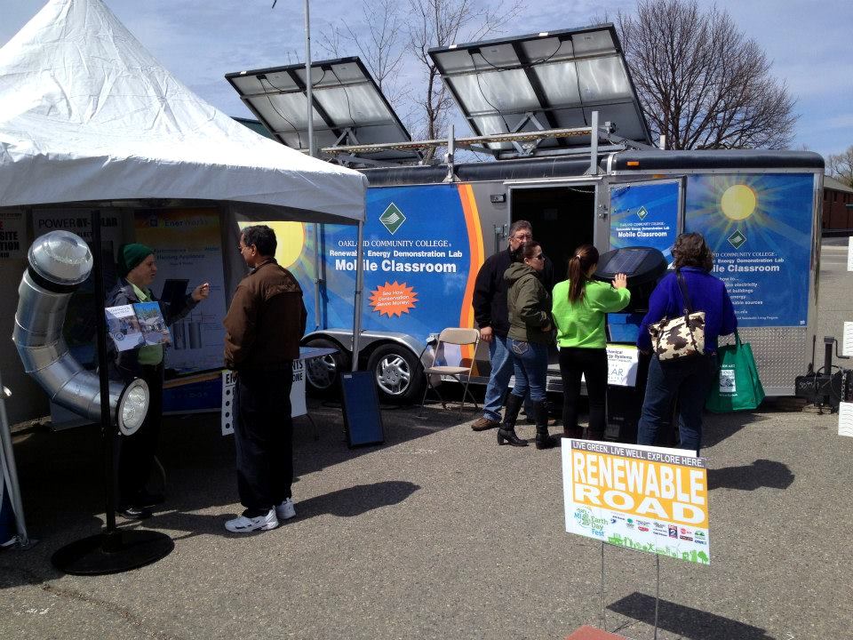 Stand d’information au MI Earth Day Fest de 2014, à Rochester, au Michigan. Photo : MI Earth Day Fest.