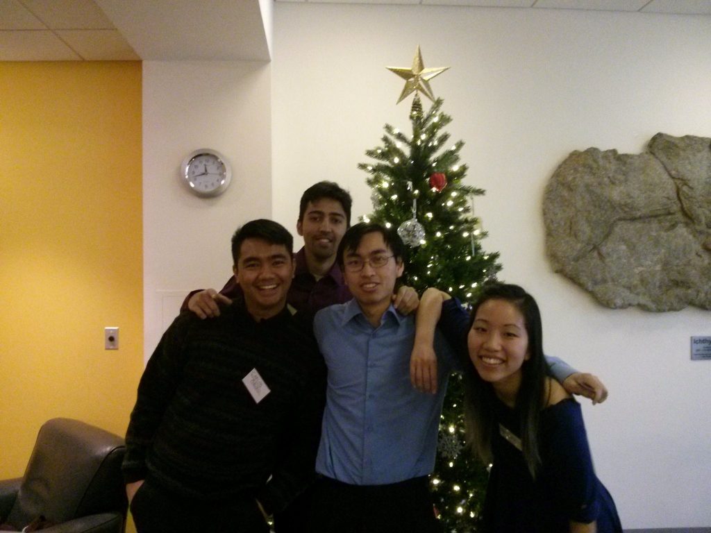Photo de l’équipe des étudiants de quatrième année après avoir présenté le projet. De gauche à droite : Carlos Manzo, Gunjan Desai, Howard Tong et Amy Yang. Photo prise par Shalaba Kalliath.