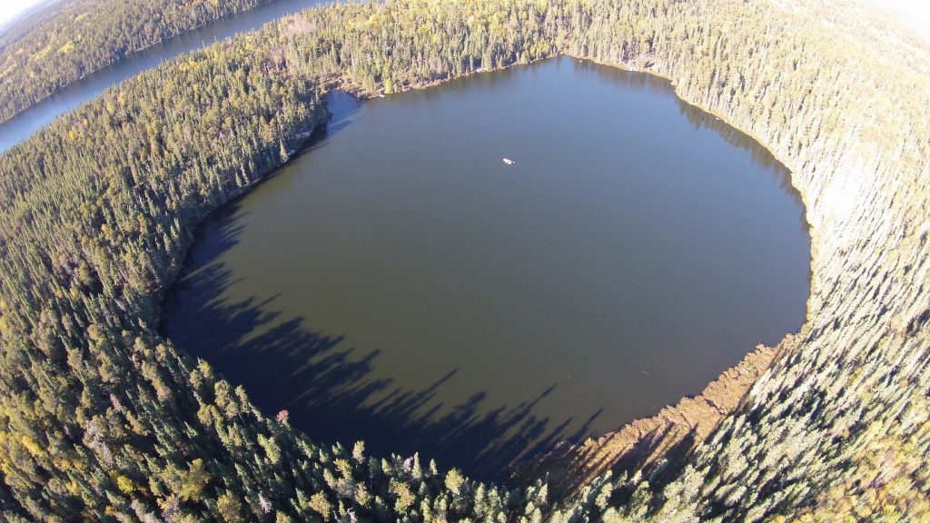 Un des lacs de la Région des lacs expérimentaux de l’IISD-ELA vu du ciel. Source : IISD – Région des lacs expérimentaux