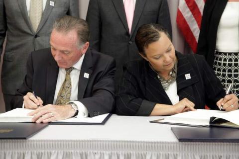 Picture of Environment Minister Peter Kent and EPA Administrator Lisa Jackson signing the updated Great Lakes Water Quality Agreement, Sept. 7, 2012